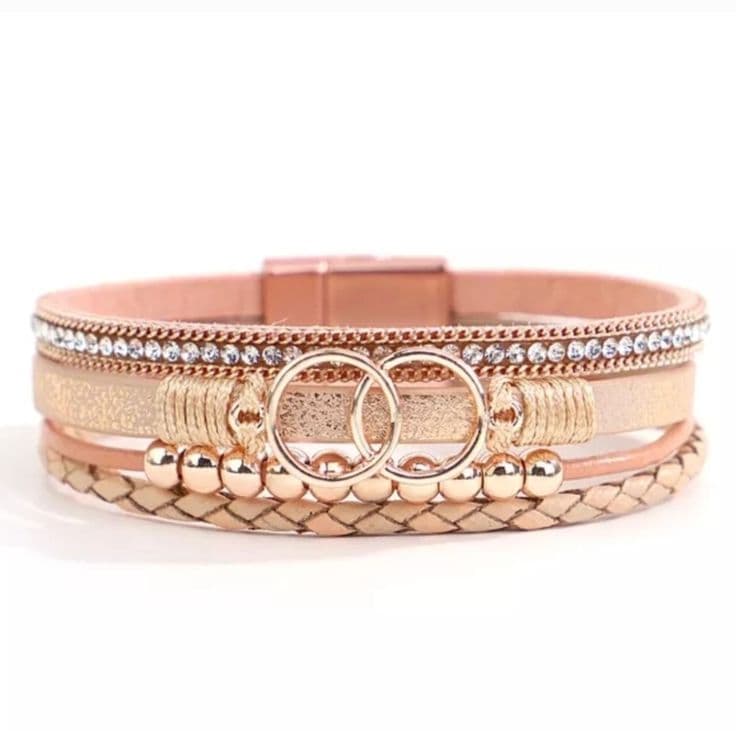 Damska kozhena grivna boho stil s metalni elementi i kristali & 8211 Nepovtorima elegantnost i stil