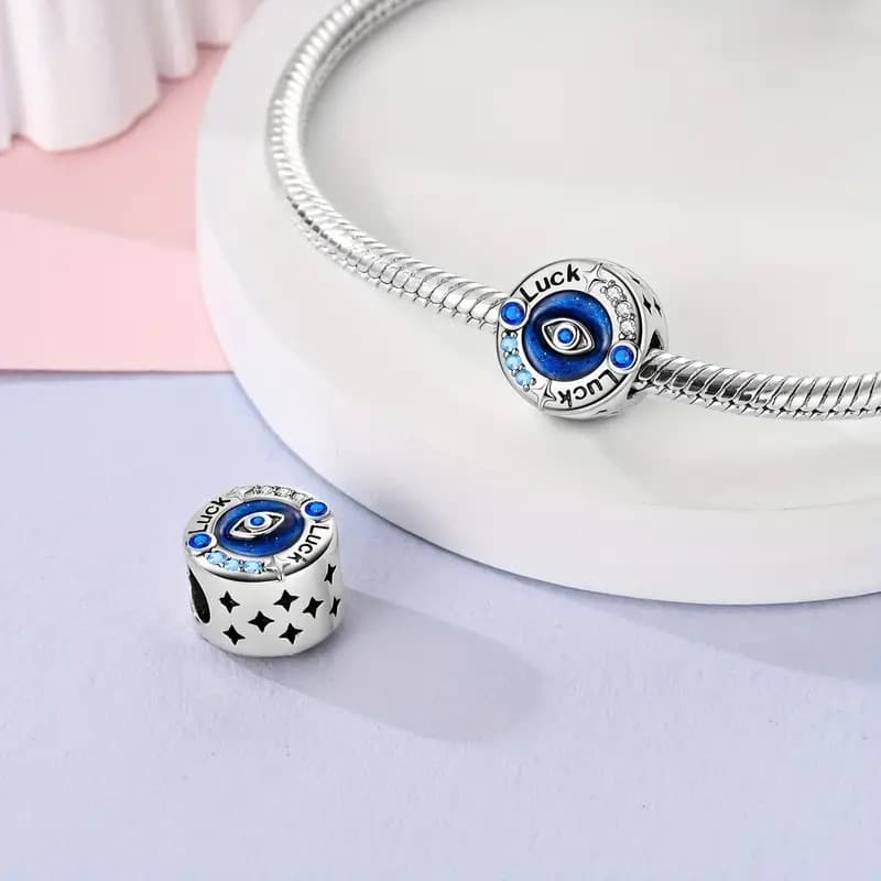 Eleganten srebaren talisman za grivni tip Pandora sas sinyo oko