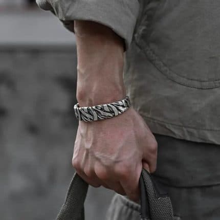 Otvorena reguliruema grivna ot tsinkova splav stil i komfort v edno