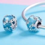 Srebaren talisman sinyo muransko staklo s floralni motivi