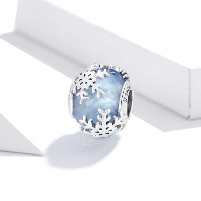 SREBAREN TALISMAN SNEZhINKA ELEGANTNO ZIMNO VDAHNOVENIE