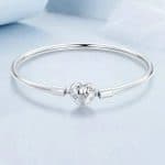 SREBARNA GRIVNA BANGLE SARTsE S TsIRKONI