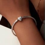 SREBARNA GRIVNA BANGLE SARTsE S TsIRKONI