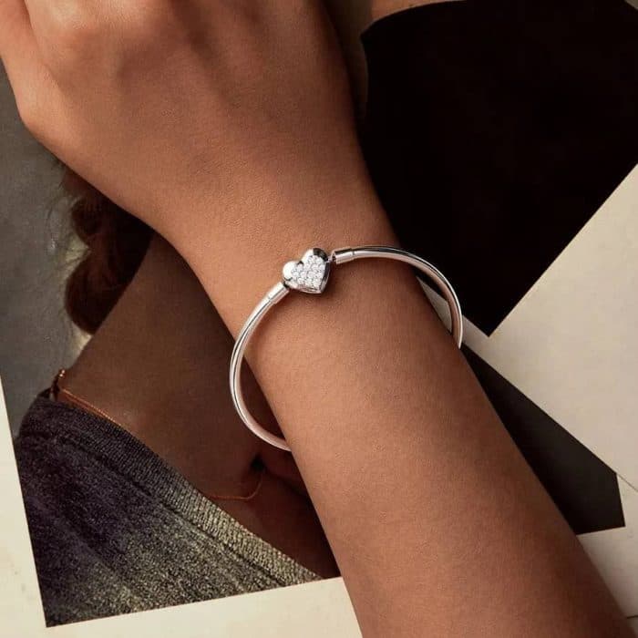 SREBARNA TVARDA GRIVNA BANGLE SAS SARTsE I TsIRKONI
