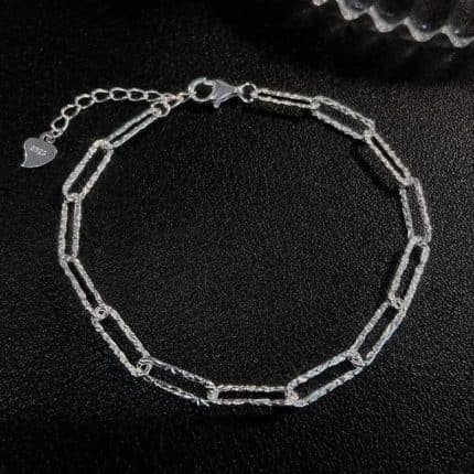 Posrebrena grivna tip & 8220 klamer& 8221 s char sartse