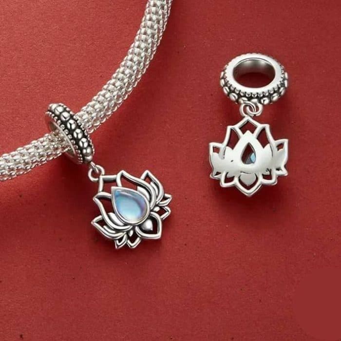 Srebaren talisman Lotos s opalestsirasht kristal