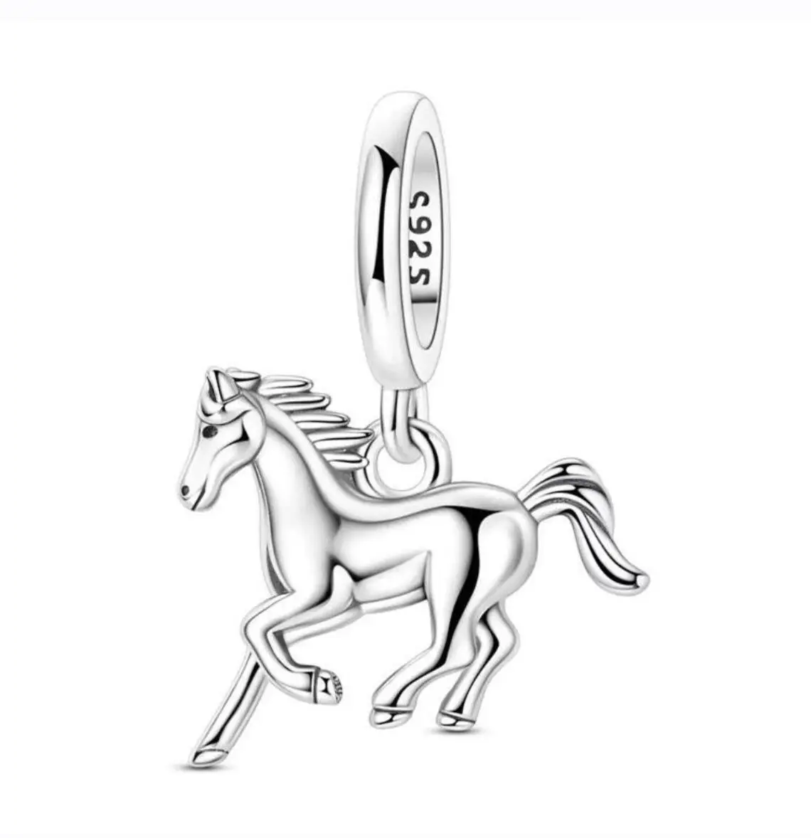 spirit-of-freedom-srebaren-talisman-prepuskasht-kon Сребърен висящ талисман във формата на препускащ кон с релефни детайли по гривата опашката и мускулатурата